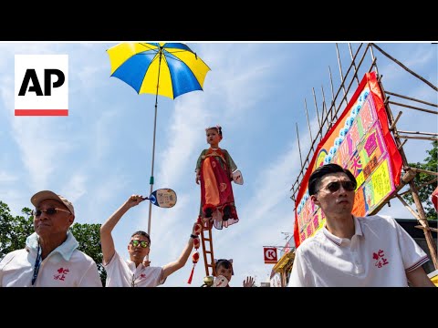 Crowds cram tiny island for Hong Kong's traditional bun festival
