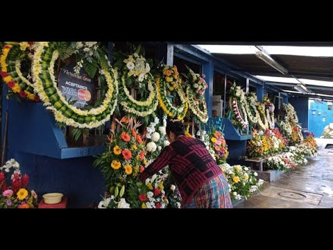 Comerciantes del mercado de flores listos para el día de los muertos