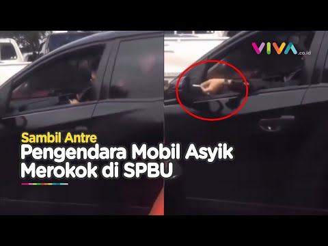 Bikin Geram! Pemobil Merokok dan Main HP Saat Isi Bensin di Pom