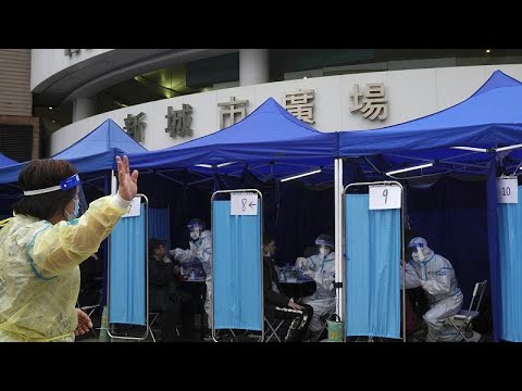 Pacientes hospitalizados en la calle por un nuevo brote de COVID-19 en Hong Kong