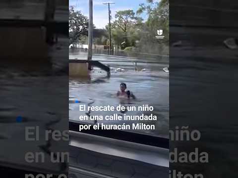 El rescate de un niño en una calle inundada por el huracán Milton