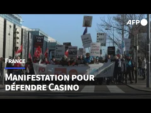 Plus de 2.000 personnes défilent à Saint-Étienne pour défendre Casino | AFP Images