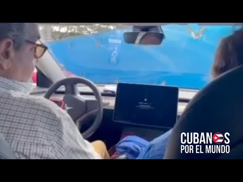 VIRAL: la reacción de unos abuelos cubanos tras quedar atrapados en un Tesla