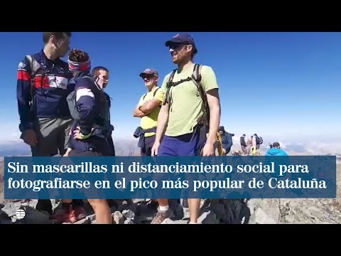Sin mascarilla ni distanciamiento social para fotografiarse en el pico más popular de Cataluña