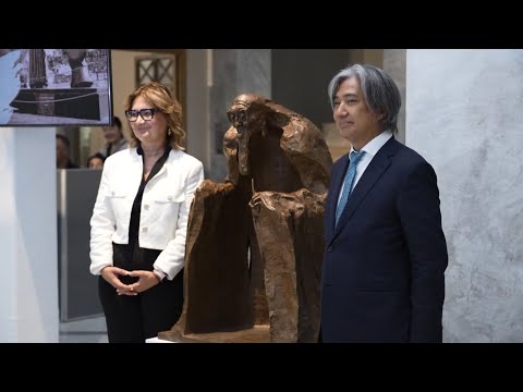 Se celebra la ceremonia de  la entrega de la obra“Armonía entre el hombre y la naturaleza”en Atenas