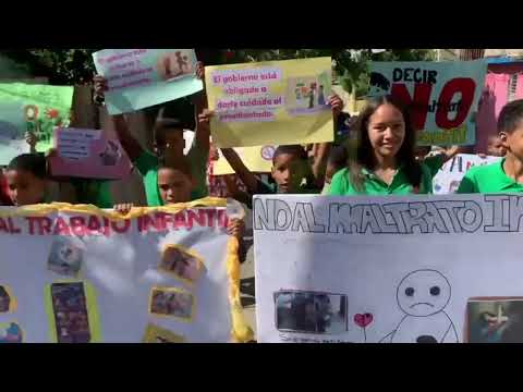 Marchan en Santiago Oeste contra el maltrato infantil