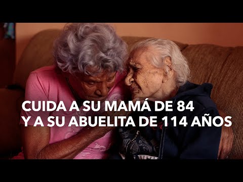 Cuida a su mamá de 84 y a su abuelita de 114 años