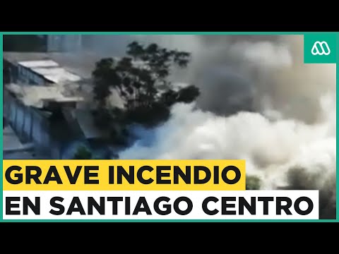 Grave incendio afecta cité y locales comerciales en comuna de Santiago