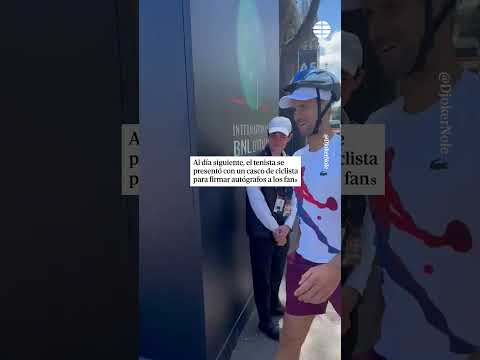 Djokovic se presenta ante los fans con un casco de ciclista el día después del botellazo