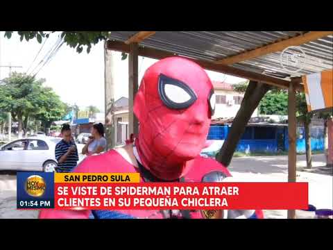 Hombre se viste de Spiderman para atraer clientes para su pequeña chiclera