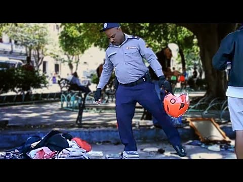 Policías DESALOJAN y MULTAN a vendedores deambulantes en el Parque El Curita, Centro Habana