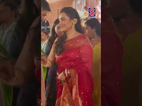 Rani Mukerji Looks Gracious As She Attends Durga Puja Festivities | Rani Mukerji Pujo | N18S