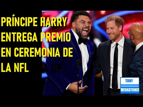 PRÍNCIPE HARRY APARECE EN EVENTO DE LA NFL PARA ENTREGAR UN PREMIO. PRINCESA ANA CORTA PASTELITO.