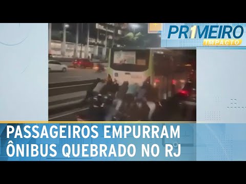 RJ: Passageiros empurram ônibus após falha elétrica | Primeiro Impacto (22/03/24)