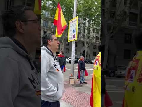 Un grupo de personas se congrega en Ferraz para rezar el Rosario: Por España y por el mundo entero