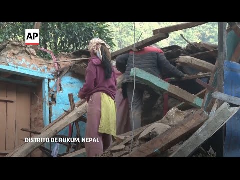 Ayuda llega para los Supervivientes tras el terremoto en Nepal.
