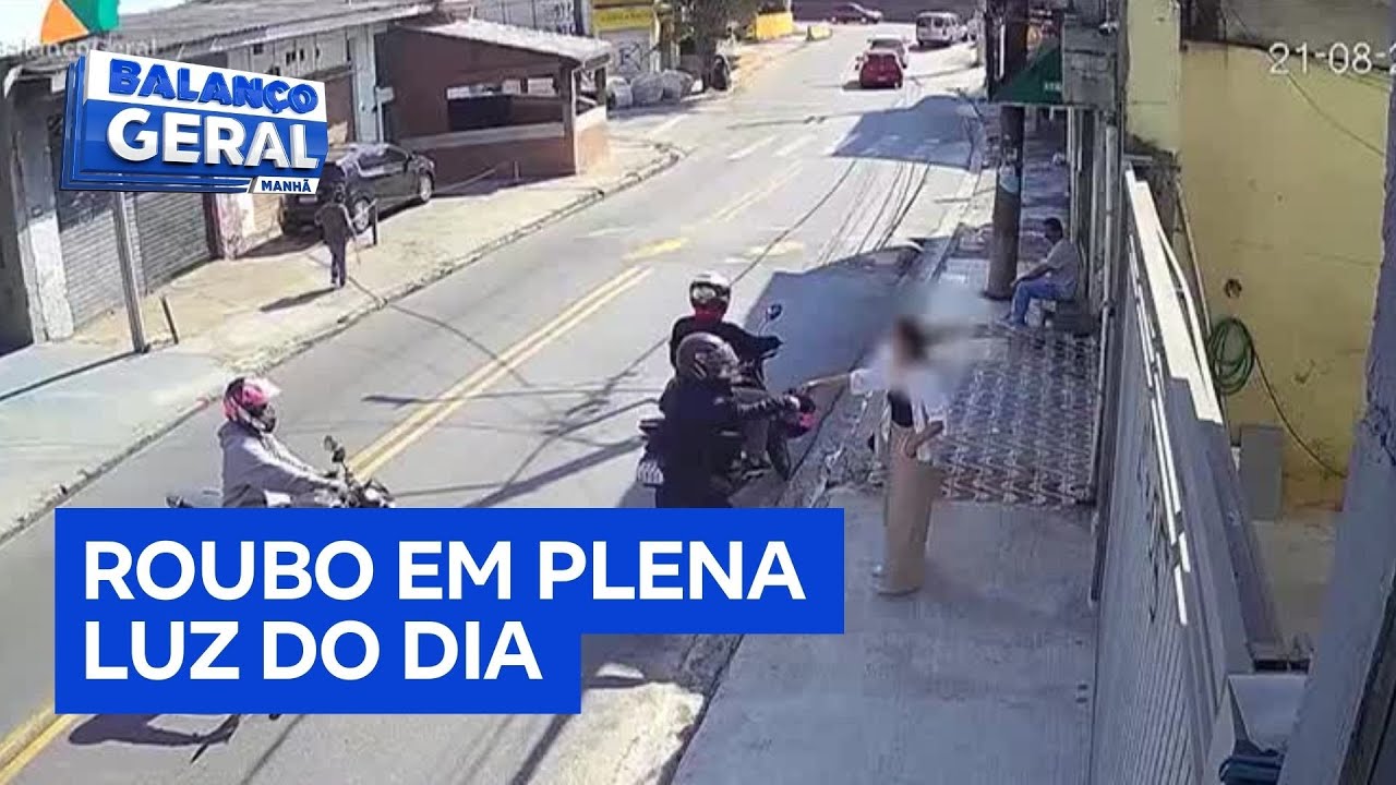 Mulher tem aliança e celular roubados em plena luz do dia em Carapicuíba
