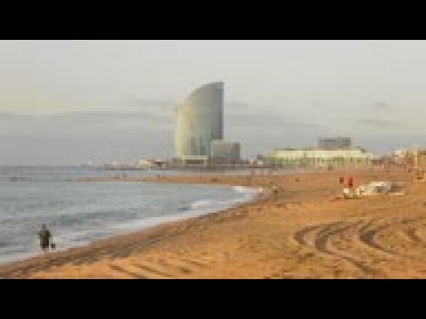 Mientras el cierre disminuye se abre una playa en Barcelona