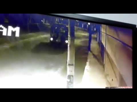 SMP: Cámaras de seguridad captan el momento en el que tres sujetos roban una cúster [VIDEO]