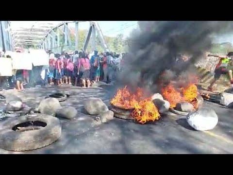 Padres de familia de comunidad en Retalhuleu bloquean el paso de vehículos.