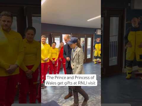 #PrinceWilliam and #PrincessofWales get gifts upon visit to RNLI #shorts