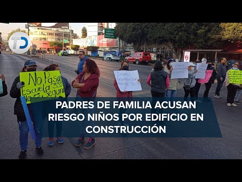 Padres de familia bloquean Circuito Interior; acusan riesgo por construcción junto a una escuela