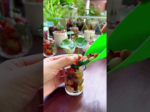 The dark green vase looks great with the pennywort! The leaves are like mini lotus leaves.