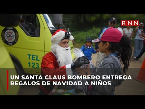 Un Santa Claus bombero entrega regalos de Navidad a niños en Guatemala