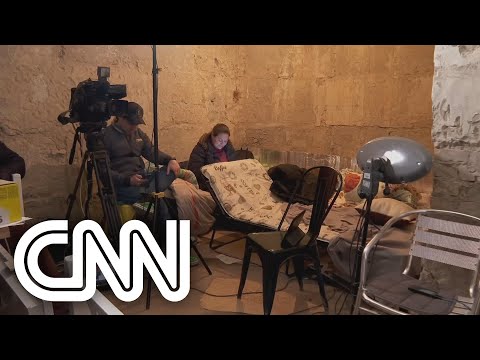 Jornalistas trabalham dentro de bunker na Ucrânia | JORNAL DA CNN