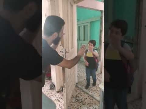 بابا ودع فتاحو وبكي لان رايح ع المدرسة🥲بس شو عمل بعد ماسكر الباب 🤣#cutebaby