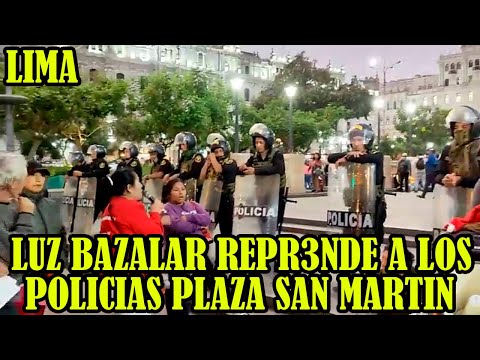 POLICIAS ESCUCHAN ATENTOS EL MENSAJE DE LLAMADA DE ATENCION DE VALIENTE PERIODISTA LUZ BAZALAR..