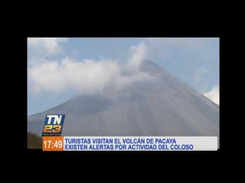 Turistas visitan el volcán de Pacaya