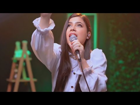 Ela Cantou E A Glória De Deus Se ManifestouÉ Forte•Adoração Exclusiva - Paloma Gomes