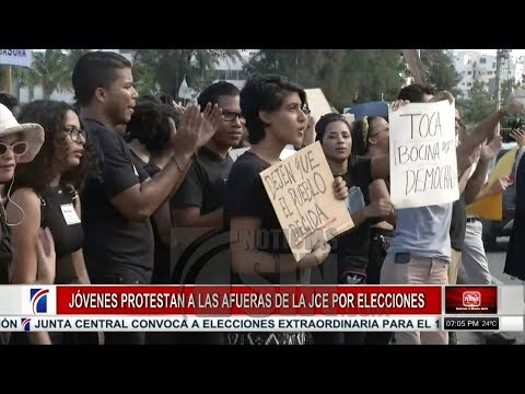 Jóvenes protestan a las afueras de la JCE por elecciones