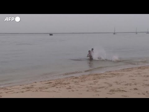 Caldo anomalo in Francia, bagnanti in spiaggia ad Arcachon