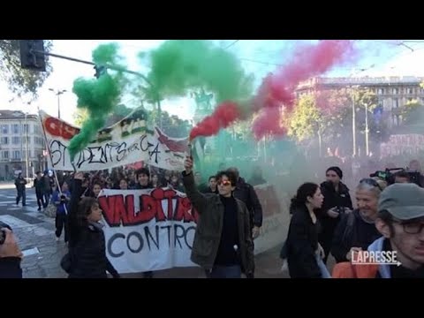 A Milano un migliaio di studenti in corteo contro la «scuola del merito»