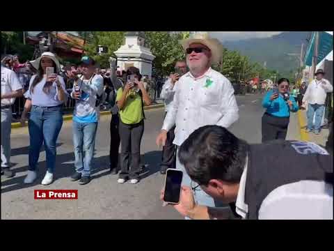 Alcalde Roberto Contreras bajó del estrado para bailar al ritmo de los Loros Latin Band de Chamelecó