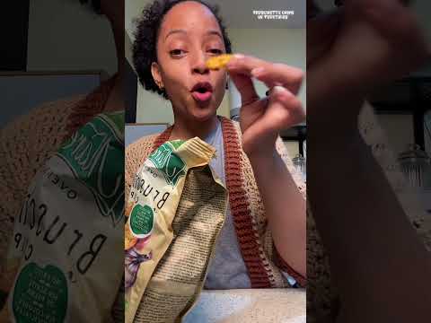 Probando bruschette de vegetales