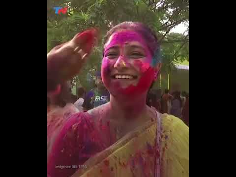Miles de devotos hindúes celebraron el festival de los colores en el oeste de la India.