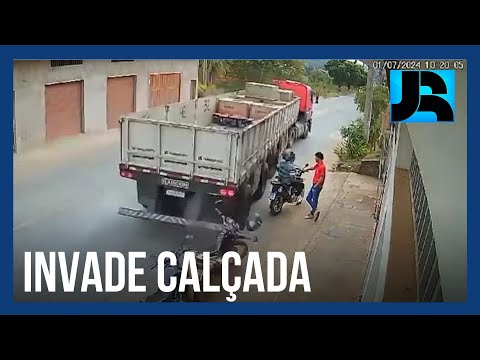 JR de Olho: Carreta carregada de cerâmica invade calçada e atinge motociclista em Raul Soares (MG)