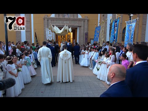 Los niños procesionan en el Corpus Christi con sus familiares y amigos