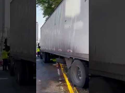 Corte de servicio en Tren Ligero tras choque de tráiler contra muro de contención