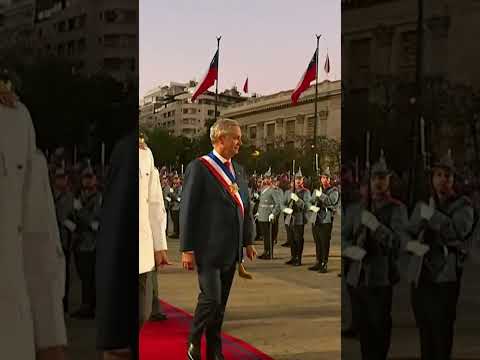 Presidente Kast recibe honores en La Moneda