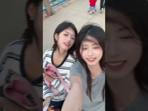 一个爱笑的女孩运气都不会差,更何况是两个。#吴嘉茹 #大吃帝国 #说句不好吃的 #吴双茹 #douyin