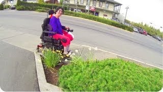 فيديو : تصرف رائع وأسلوب لطيف وسريع لقائد دراجة نارية