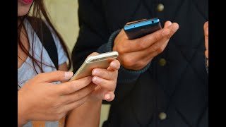 Revisar el celular de la pareja: psicólogo forense describe perfil de quienes asumen esta conducta