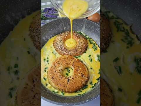 Easy one pan Breakfast Sandwich 🍔👌 #breakfastsandwich #eggs #bagels #recipes #breakfast #shorts