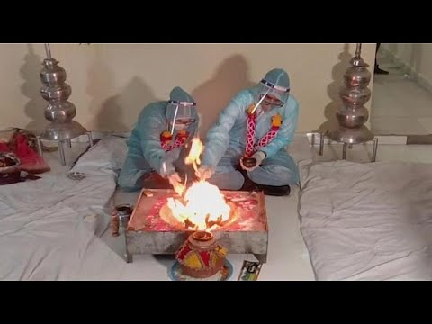 Hindistan: Covid-19 testi pozitif çıkan damat nikah törenine plastik koruyucu önlükle katıldı