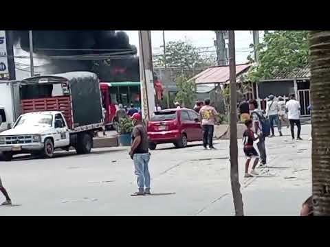 Bus de SOBUSA se incendió en vía Murillo, cerca a la estación de gasolina La Estrella en Soledad