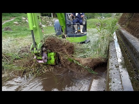 大豆が日照り続きで枯れそうなので灌水するため、取水堰の掃除をしに行きます。